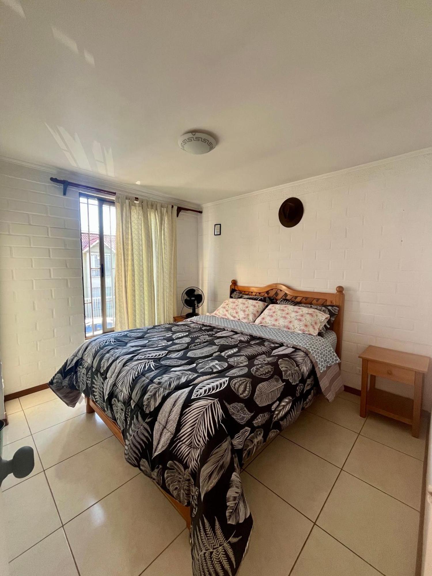 Hostel Tu Espacio Re - Casa Cerca Del Aeropuerto Santiago Ngoại thất bức ảnh